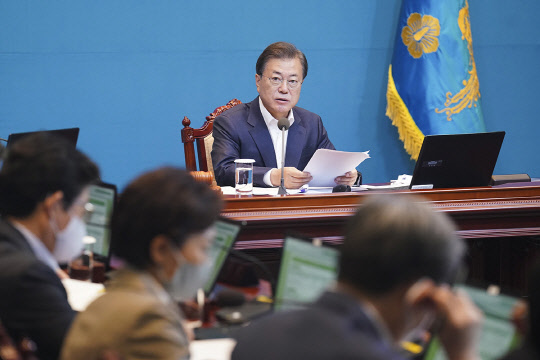 문재인 대통령이 26일 청와대 여민 1관에서 국무회의를 주재하고 있다.